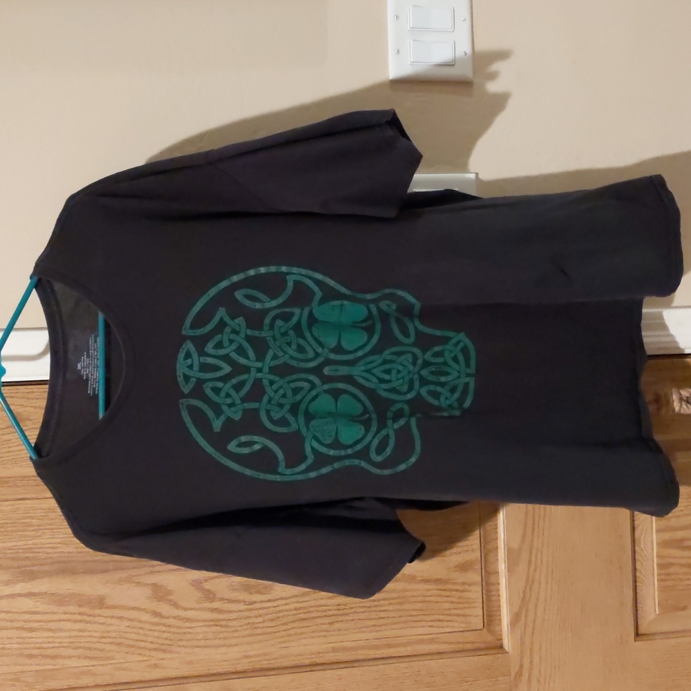 Unbranded, size 3xl black short sleeve t-shirt green Irish/celtic skull on front